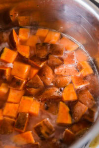 Satsumaimo Gohan - Couvrir et cuire à feu moyen environ 10 minutes, puis à feu doux environ 15 minutes, puis laisser reposer et gonfler hors du feu environ 15 minutes.