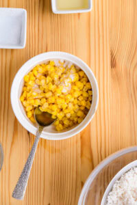 Tōmorokoshi gohan - Enrober les grains de maïs de sel.