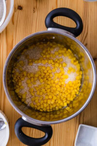 Tōmorokoshi gohan - Mettre le riz, l'eau au saké et les grains de maïs dans la cocotte.