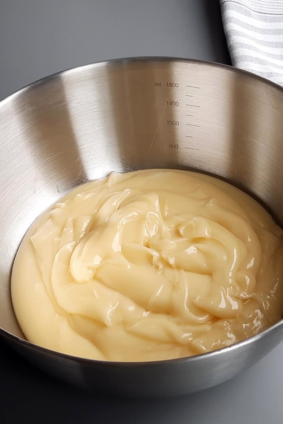 Crème pâtissière vegan lisse dans un cul-de-poule en inox