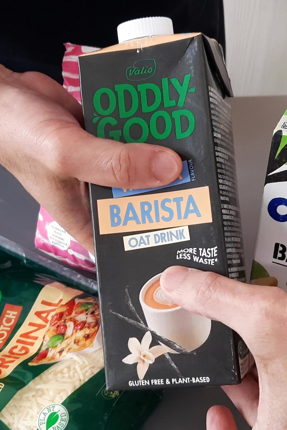 Brique de boisson d’avoine version barista tenue à la main