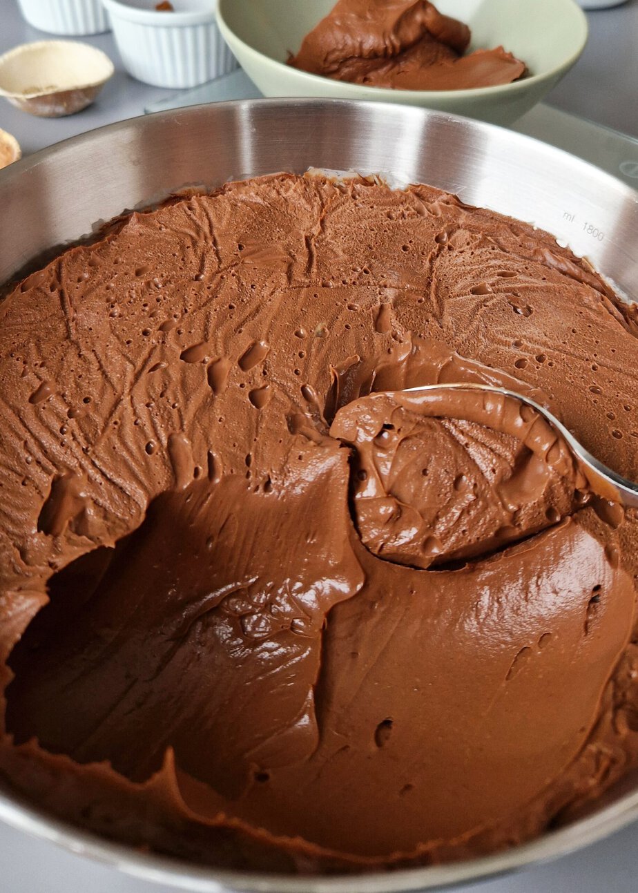 Mousse au chocolat vegan foisonnée dans un grand cul-de-poule