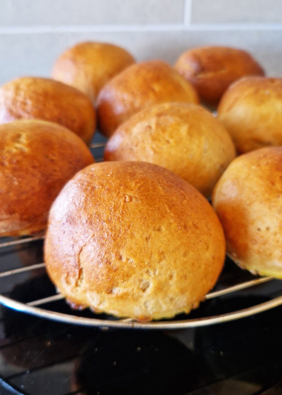 Buns sans gluten dorés sur une grille de refroidissement