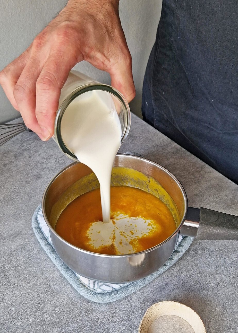 Crème végétale versée dans une casserole en fin de cuisson