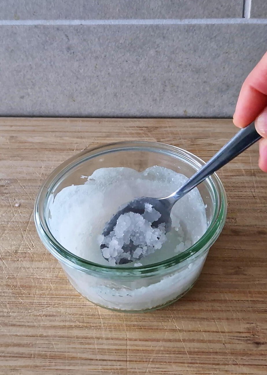 Érythritol fondu puis refroidi, revenu à l’état de cristaux blancs dans un ramequin