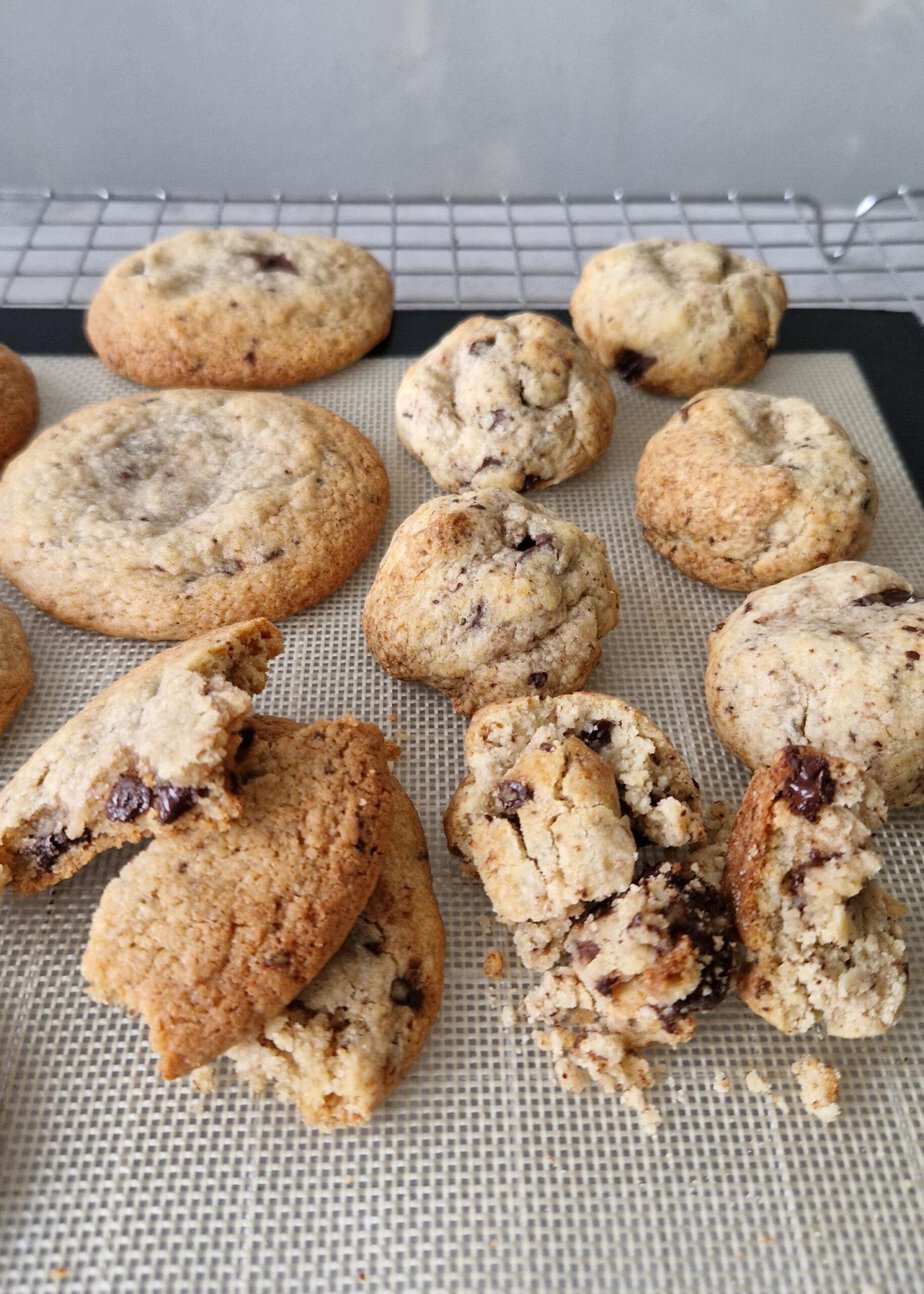Cookies au sucre étalés et plats à côté de cookies à l’érythritol restés en dôme