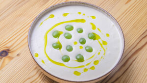 Ajoblanco malagueño - Ajouter un filet d'huile d'olive vierge extra et quelques raisins muscat.