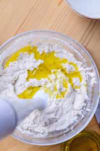Ajoblanco malagueño - Incorporer l'huile en filet fin et régulier, comme pour une mayonnaise ; versée d'un coup, elle casse l'émulsion.