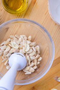 Ajoblanco malagueño - Mixer les amandes et l'ail à vitesse maximale, jusqu'à obtenir une pâte très fine.