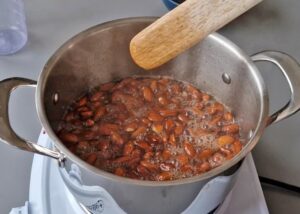 Amandes caramélisées en 3 ingrédients (sans gluten) - Mélange l’eau et le sucre dans une poêle moyenne antiadhésive. Remue et pose la poêle sur feu moyen. Laisse le sucre se dissoudre complètement dans l’eau en remuant de temps en temps. Ajoute les amandes crues, puis remue pour bien les enrober de sirop de sucre.