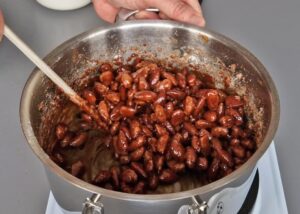 Amandes caramélisées en 3 ingrédients (sans gluten) - Tout en remuant les amandes cristallisées avec le sucre, le sucre va fondre et caraméliser, en enrobant les amandes d’un glaçage brillant, doré ambré. Fais attention à cette étape, car le sucre peut brûler rapidement. Retire immédiatement du feu.