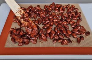 Amandes caramélisées en 3 ingrédients (sans gluten) - Étale les amandes caramélisées chaudes sur une plaque de cuisson recouverte de papier cuisson ou d’un tapis en silicone. Utilise une spatule pour les séparer autant que possible afin d’éviter qu’elles ne collent. Laisse refroidir complètement avant utilisation ou avant de les stocker.