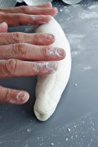 Baguette sans gluten sans pétrissage - Affîne légèrement les extrémités pour créer la silhouette classique de la baguette.