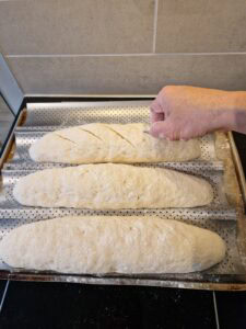 Baguette sans gluten sans pétrissage - Incise des lignes diagonales sur le boudin de pâte avec un couteau bien aiguisé, une lame ou une lame à grigner.
