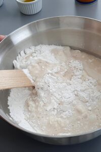 Baguette sans gluten sans pétrissage - Mélange la pâte avec une spatule ou avec tes mains enduites d’huile.