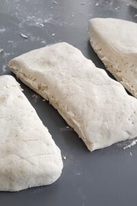 Baguette sans gluten sans pétrissage - Divise la pâte en trois portions égales (310 g / 0.68 lb).