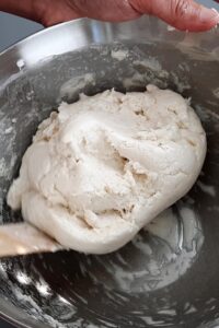 Baguette sans gluten sans pétrissage - Mélange bien la pâte jusqu’à ce qu’elle s’amalgame.