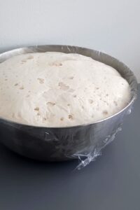 Baguette sans gluten sans pétrissage - Laisse lever la pâte 30 minutes dans un bol graissé, couvert de film alimentaire ou d’un torchon humide.