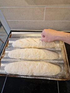 Baguette sans gluten sans pétrissage - Saupoudre légèrement la pâte levée de farine sans gluten.