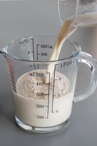 Banana bread chocolat sans gluten - Commence par le mélange lait-psyllium en mélangeant le tégument de psyllium et le lait d’avoine. Laisse le psyllium s’hydrater pendant 5 à 10 minutes.