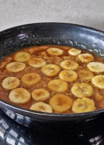 Banoffee pie vegan à la ganache café (sans gluten) - Coupe les bananes en rondelles de 0,5 cm d’épaisseur, puis fais-les mariner dans la moitié de la sauce au caramel.