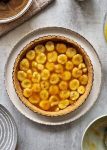 Banoffee pie vegan à la ganache café (sans gluten) - Réserve l’autre moitié de la sauce au caramel pour la garniture.