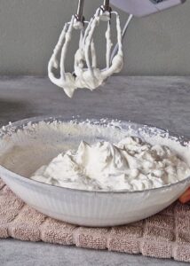 Banoffee pie vegan à la ganache café (sans gluten) - Après la prise de la couche de ganache au café, fouette la crème entière avec la vanille à l’aide d’un batteur à main jusqu’à ce qu’elle devienne légère et forme un pic ferme.