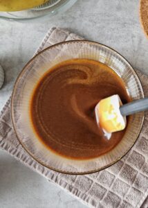 Banoffee pie vegan à la ganache café (sans gluten) - Remue jusqu’à ce que le chocolat fonde et que le mélange soit lisse et brillant.
