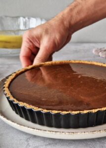 Banoffee pie vegan à la ganache café (sans gluten) - Étale la ganache uniformément, puis place au frais pendant environ 30 minutes ou jusqu’à ce qu’elle prenne et raffermisse.