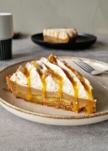 Banoffee pie vegan à la ganache café (sans gluten) - Utilise une douille Saint-Honoré pour pocher un motif en lignes droites.