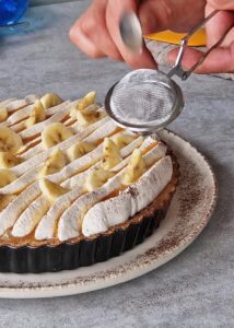 Banoffee pie vegan à la ganache café (sans gluten) - Saupoudre légèrement les côtés de cacao en poudre.