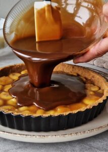 Banoffee pie vegan à la ganache café (sans gluten) - Étale la ganache au café sur les bananes caramélisées pour remplir la croûte.