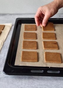 Biscuits type Graham maison sans gluten et vegan - Dispose les crackers découpés sur la plaque de cuisson en les espaçant. Fais cuire pendant 13-15 minutes jusqu’à ce qu’ils soient dorés.