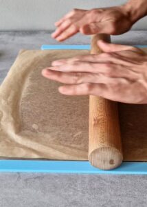 Biscuits type Graham maison sans gluten et vegan - Étale chaque disque froid entre deux feuilles de papier cuisson sur une épaisseur d’environ 4 mm. Découpe la pâte en carrés de 5×5 cm, puis pique chaque carré avec une fourchette pour éviter qu’ils ne boursouflent. Cette étape n’est pas nécessaire si tu cuis la pâte froide.