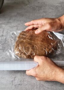 Biscuits type Graham maison sans gluten et vegan - Divise la pâte en deux disques, enveloppe-les dans du film plastique et réfrigère pendant au moins 45 minutes ou plus.