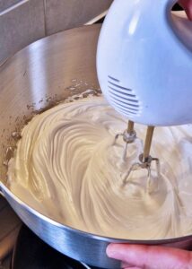 Bûche sans gluten chocolat et châtaigne - Monte les blancs d’œufs avec le sucre pour faire une meringue, puis réserve.
