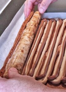 Bûche sans gluten chocolat et châtaigne - Pose le boudin de châtaigne congelé sur le bord de départ de la génoise.