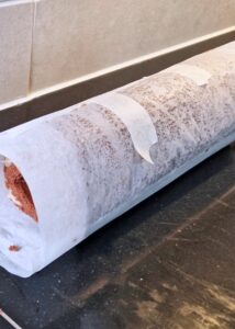 Bûche sans gluten chocolat et châtaigne - Mets la bûche roulée au réfrigérateur avec le papier cuisson pendant 30 minutes.