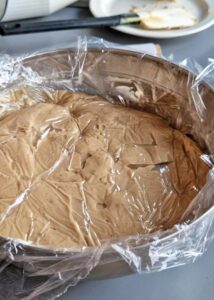 Bûche sans gluten chocolat et châtaigne - Couvre de film alimentaire, puis réfrigère pendant au moins trois heures.