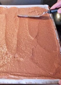 Bûche sans gluten chocolat et châtaigne - Étale la pâte sur environ un demi cm d’épaisseur sur une plaque recouverte de papier cuisson, puis fais cuire 12-15 minutes.