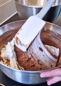 Bûche sans gluten chocolat et châtaigne - Ajoute le lait d’avoine aux ingrédients secs et fouette au fouet ou au batteur électrique jusqu’à obtenir une pâte lisse. Incorpore la meringue en 3 fois.