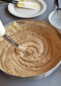 Bûche sans gluten chocolat et châtaigne - Mixe la purée de châtaignes et l’autre moitié de la crème pâtissière au mixeur plongeant jusqu’à obtenir un mélange bien homogène et lisse. Tu peux aussi le faire au robot.