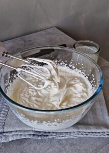 Buns à la crème sans gluten à la pistache - Fouette la crème entière avec la vanille jusqu’à obtenir des pics fermes.