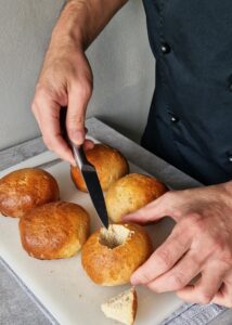 Buns à la crème sans gluten à la pistache - Fais un trou au centre de la brioche à l’aide d’un couteau d’office (2,5 cm de large et de profondeur), sans la traverser entièrement.