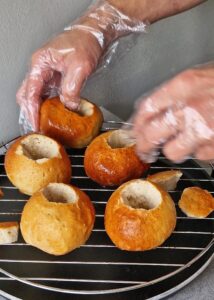 Buns à la crème sans gluten à la pistache - Place les brioches imbibées sur une grille pour laisser égoutter l’excédent de sirop.