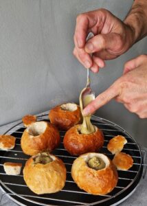 Buns à la crème sans gluten à la pistache - Garnis la brioche de pâte de pistache.