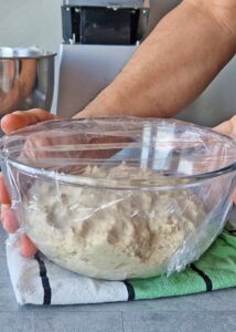 Buns sans gluten au zeste d’orange - Couvre la pâte avec un torchon humide ou du film alimentaire, puis laisse lever au réfrigérateur 45-60 minutes.