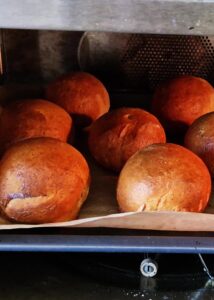 Buns sans gluten au zeste d’orange - Enfourne les pains dorés et fais cuire 20-22 minutes ou jusqu’à ce qu’ils soient bien dorés.