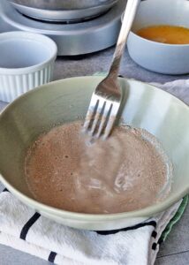 Buns sans gluten au zeste d’orange - Dissous la levure instantanée avec le lait d’avoine (80 g) et 1/4 du sucre.