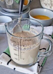 Buns sans gluten au zeste d’orange - Mélange et remue le lait d’avoine (300 g) et le psyllium pour le laisser s’hydrater 2-3 minutes.
